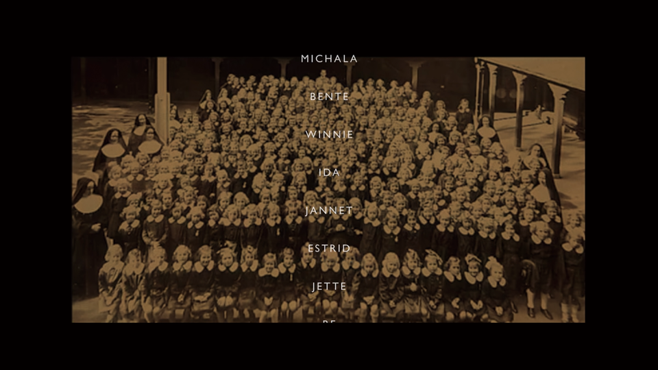 영화 ‘폭격’ 엔딩 장면에 나오는 잔다르크학교 기념사진. 이 중 많은 아이들이 영국군의 오폭으로 사망했다. [사진=‘폭격’ 영화 캡처화면]