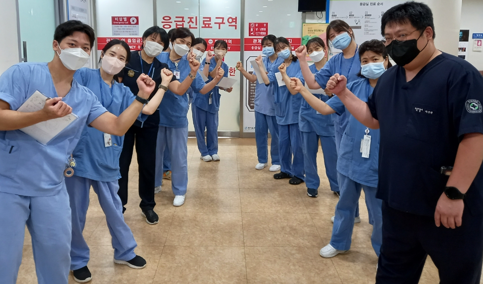 수원병원 응급의료센터 의료진이 보건복지부 응급의료기관 평가에서 2년 연속 전국 1위(A등급)를 받은 뒤 기념 촬영을 하고 있다. [사진=경기도의료원 수원병원]