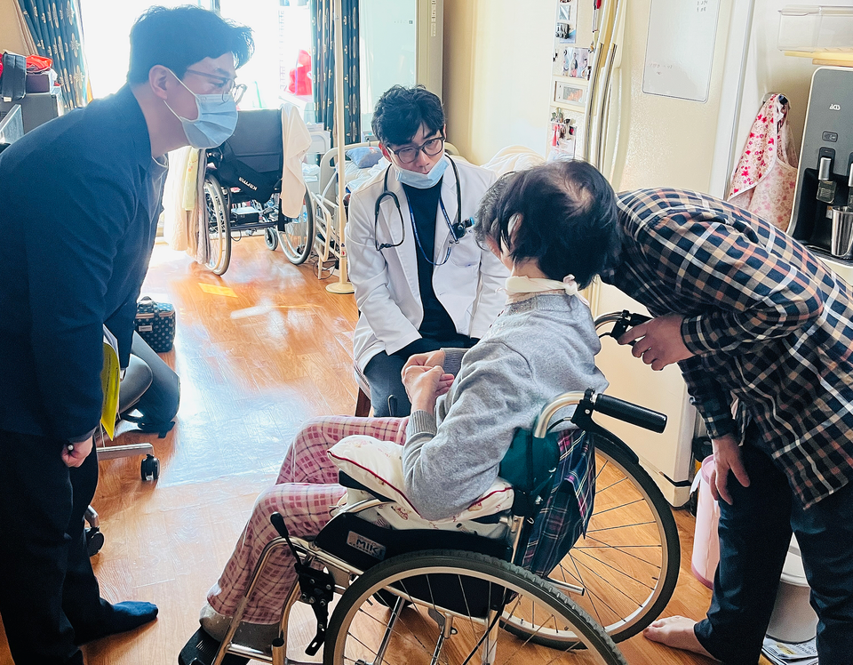 경기도의료원 수원병원 ‘찾아가는 돌봄의료센터’ 의료진이 거동이 불편한 환자의 가정을 방문해 진료와 상담을 하고 있다. [사진=경기도의료원 수원병원]