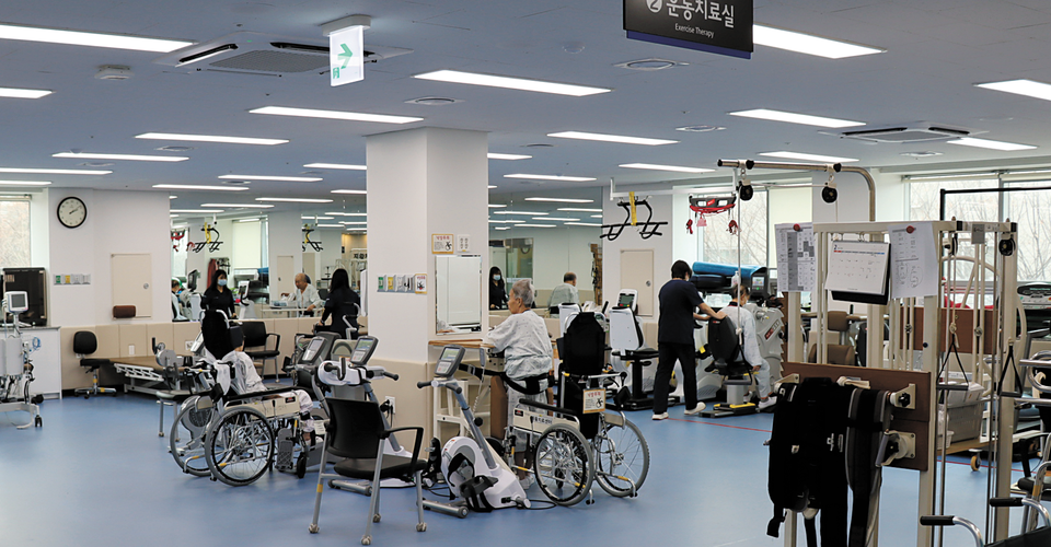 수원병원 재활치료센터에서 환자들이 재활치료를 받고 있다. [사진=경기도의료원 수원병원]